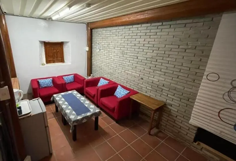 اتاق خانوادگی, Chinbe D.s House B&b