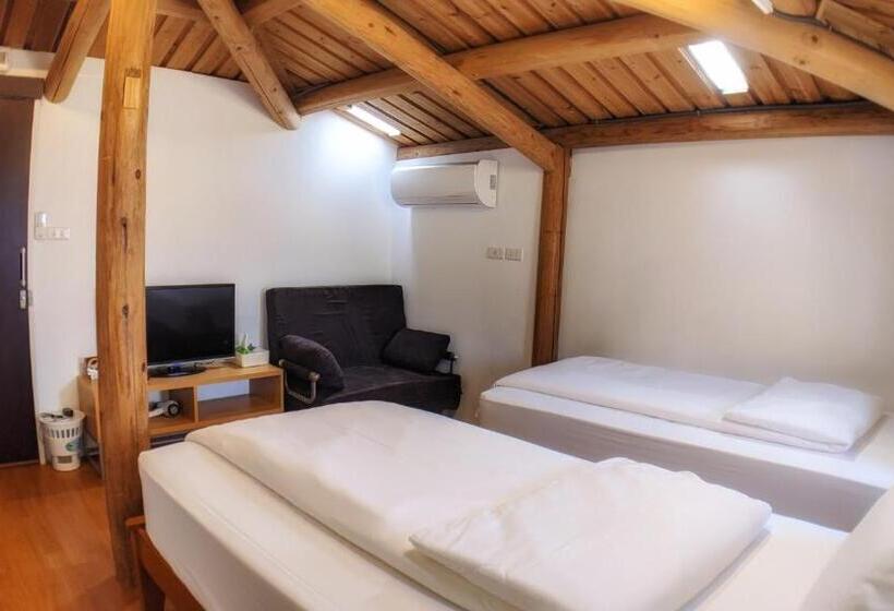 غرفة عائلية, Chinbe D.s House B&b