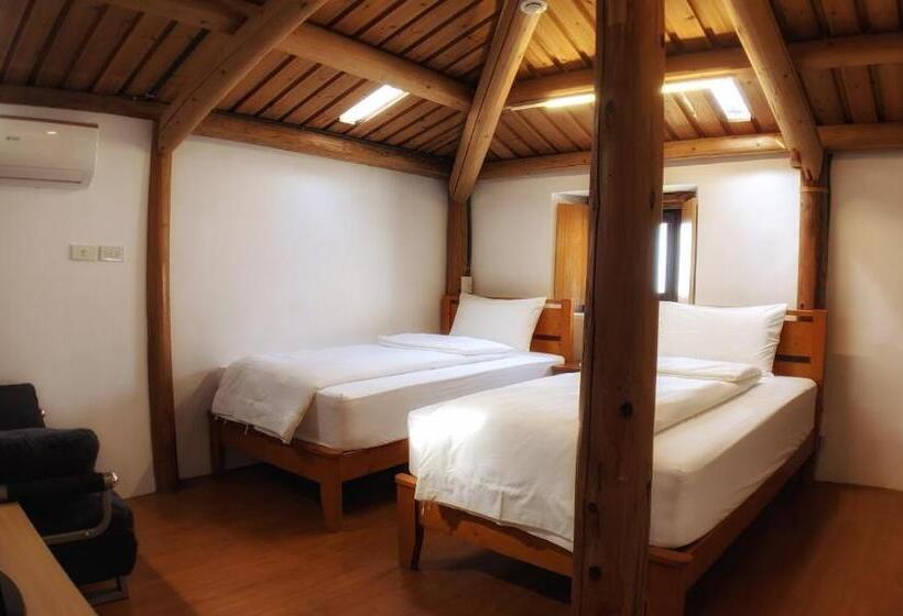 اتاق خانوادگی, Chinbe D.s House B&b