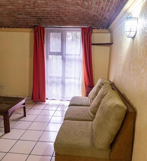 سوئیت با تخت بزرگ, Hacienda De Cobos