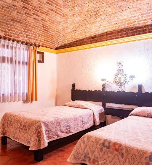 اتاق استاندارد سه نفره, Hacienda De Cobos
