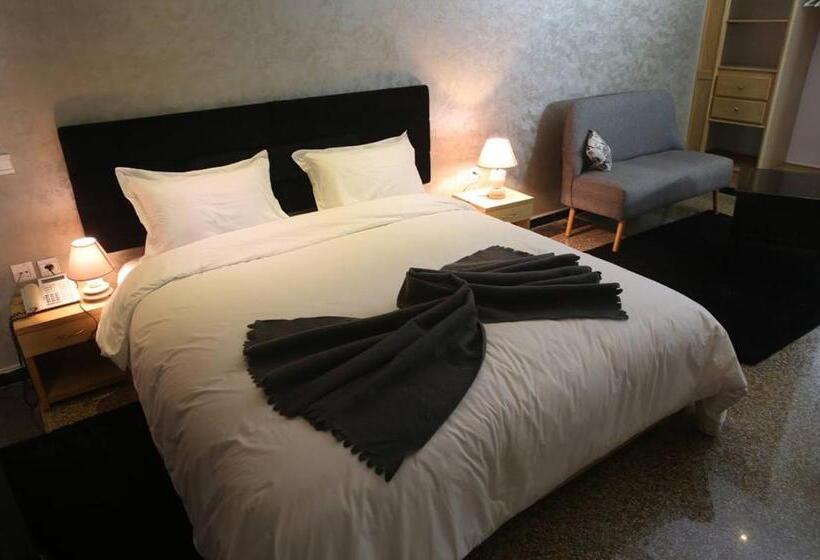 اتاق خانوادگی, Point Du Jour