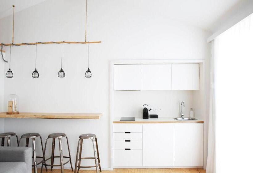 جناح جونيور, Sapientia Boutique