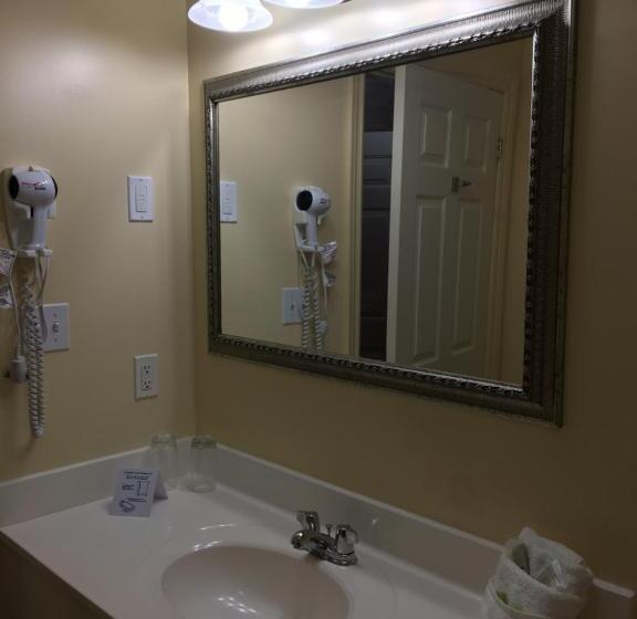 Номер Deluxe, Adventure The Bruce Inn   Recently Renovated With Outdoor Hot Tub