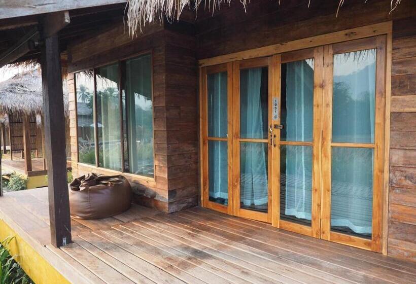 Номер Deluxe Кровать Кинг, Natu Hut Farm Stay & Cafe  Chiang Mai