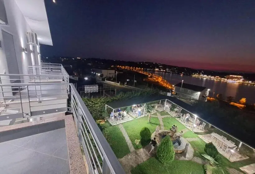 اتاق استاندارد با چشم‌انداز دریاچه, Bar Restorant Hotel Rama