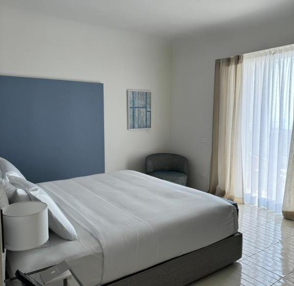 سوییت جونیور با چشم‌انداز دریا, Villa Certosa