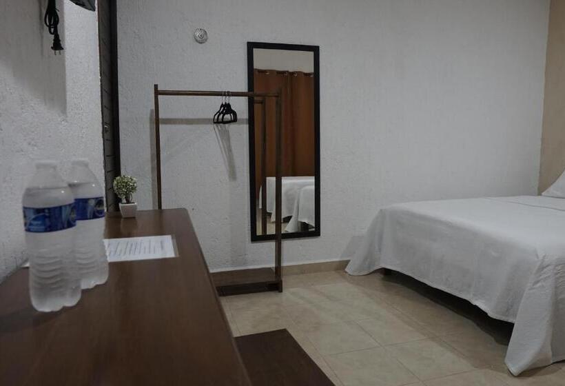 חדר סטנדרט לשלושה, Del Parque