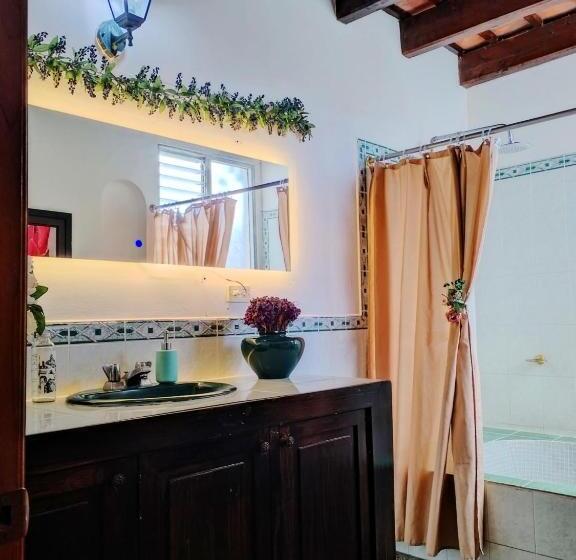 اتاق استاندارد چهار تخته, Rholyn Pura Vida !!