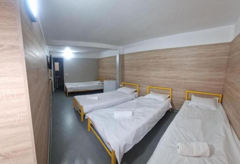 اتاق استاندارد سه نفره, Industrial Hostel