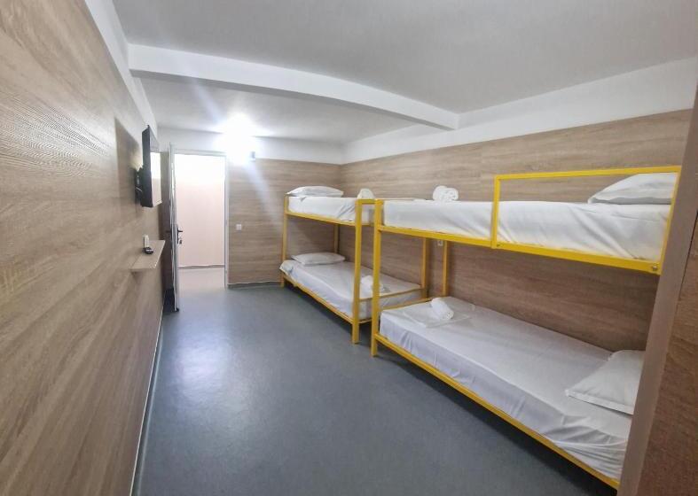 اتاق استاندارد چهار تخته, Industrial Hostel