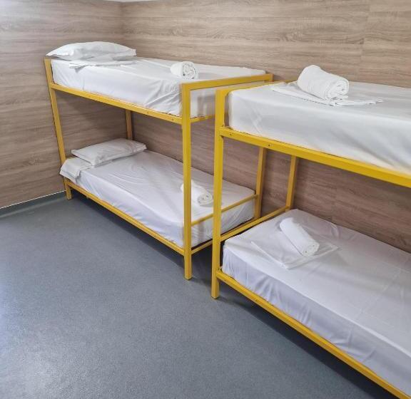 חדר סטנדרט לארבעה, Industrial Hostel