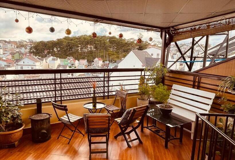 اتاق استاندارد چهارنفره با بالکن, Bắphousehomestay