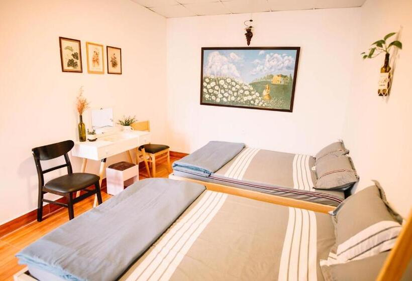 اتاق استاندارد چهارنفره با بالکن, Bắphousehomestay