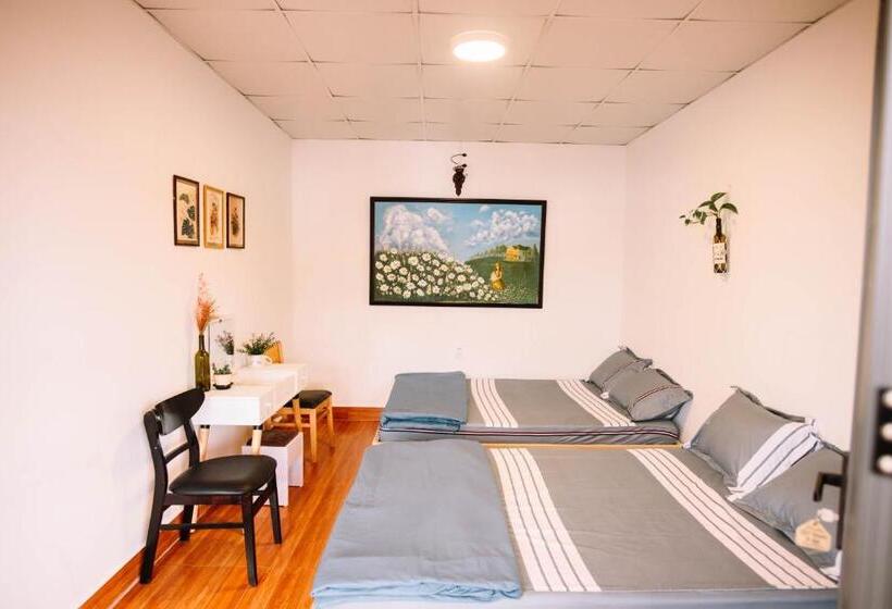 اتاق استاندارد چهارنفره با بالکن, Bắphousehomestay