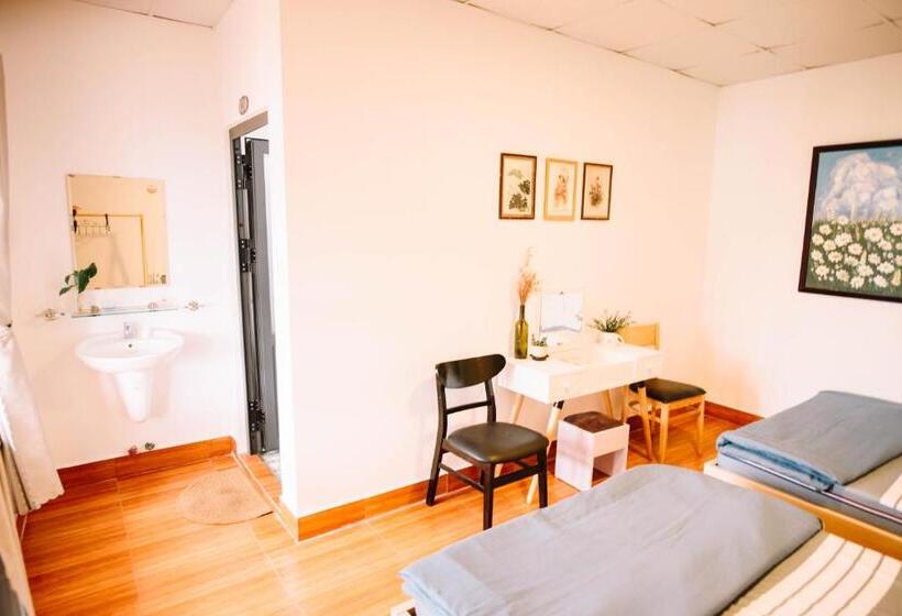 اتاق استاندارد چهارنفره با بالکن, Bắphousehomestay