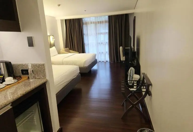 سوئیت جونیور با چشم‌انداز کوهستان, Camp John Hay Lodge 200
