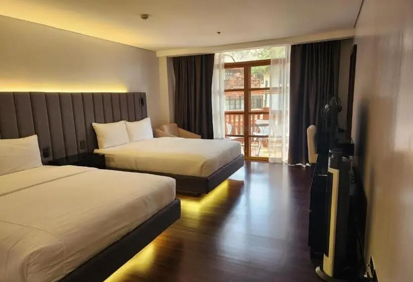 سوئیت جونیور با چشم‌انداز کوهستان, Camp John Hay Lodge 200