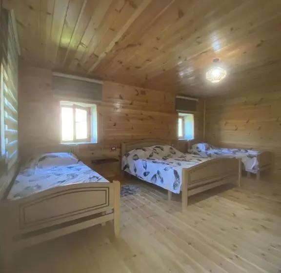 Cameră cvadruplă standard cu balcon, Guest House Castle
