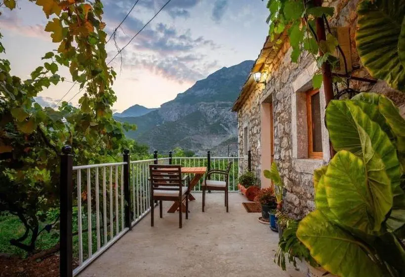 Cameră cvadruplă standard cu balcon, Guest House Castle