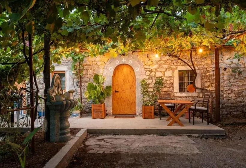 Cameră Triplă Basică, Guest House Castle