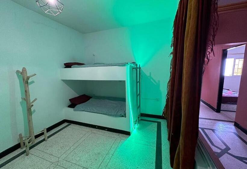 Deluxe Neljän Hengen Huone, Izurf Geust House