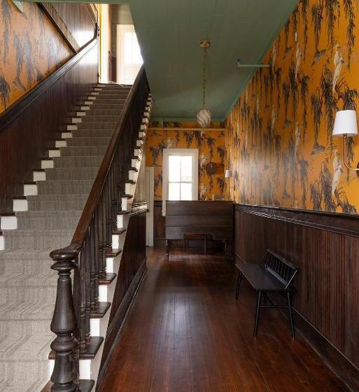 غرفة قياسية مطلّة علي الحديقة, Klaus