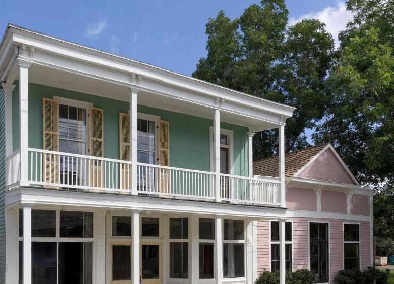 غرفة قياسية مطلّة علي الحديقة, Klaus