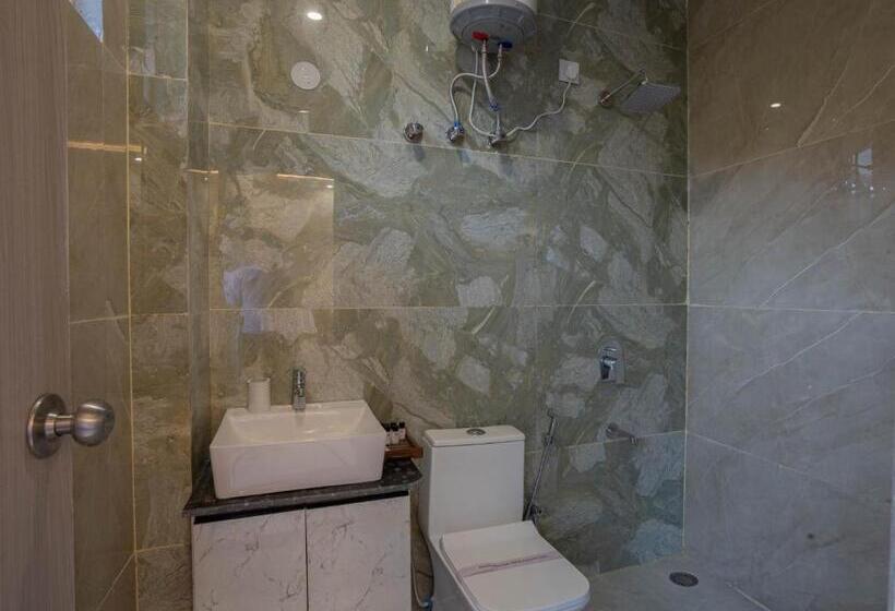 غرفة ديلوكس مزودة بشرفة, Perfectstayz Alpine Near Laxman Jhula