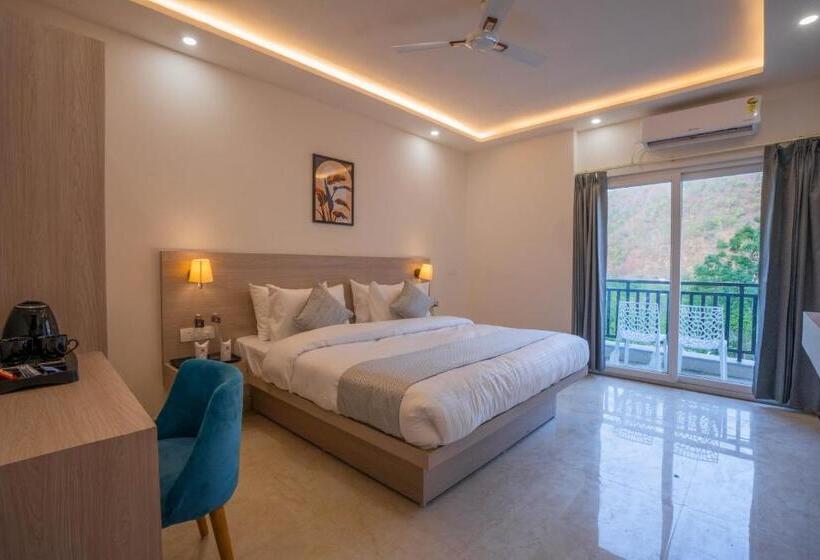 غرفة ديلوكس مزودة بشرفة, Perfectstayz Alpine Near Laxman Jhula