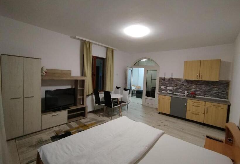 キングサイズベッドのスタンダードルーム, Căsuța Din Brașov