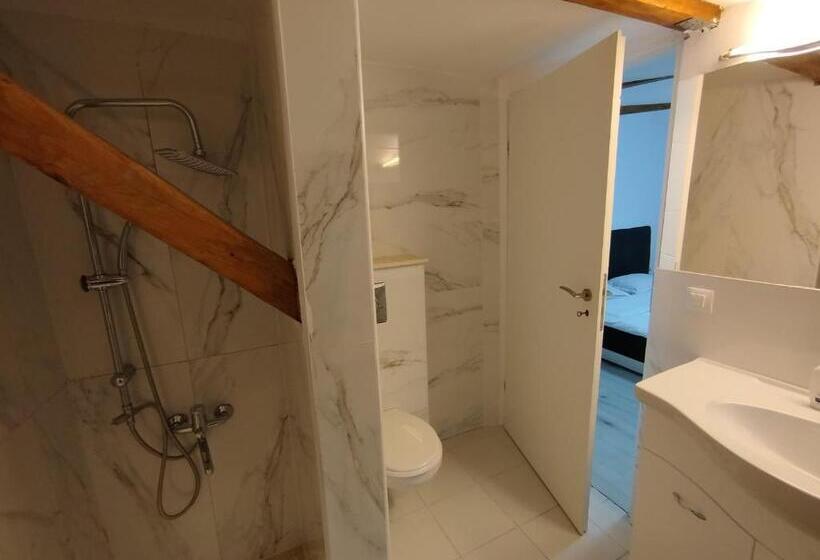 スタンダードルーム, Căsuța Din Brașov