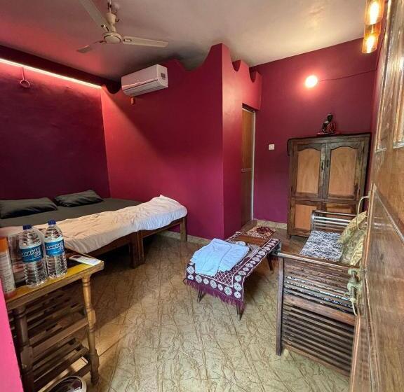 חדר דחוקס עם מיטת קינג, Baba Hostel