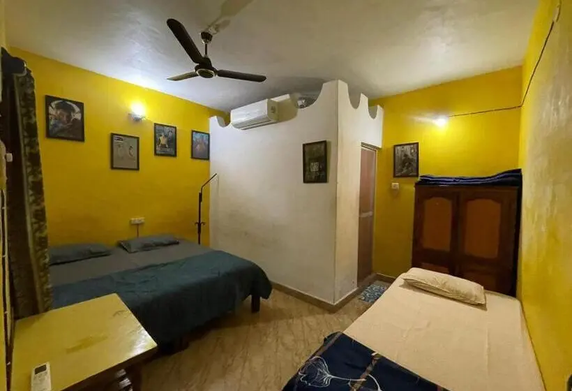 Camera Tripla Deluxe, Baba Hostel