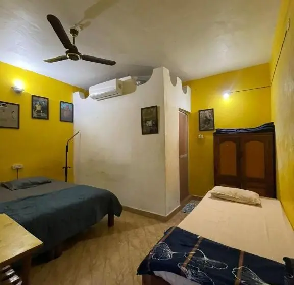 Camera Tripla Deluxe, Baba Hostel