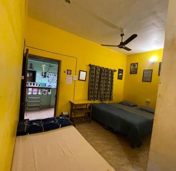 חדר דלוקס לשלושה, Baba Hostel