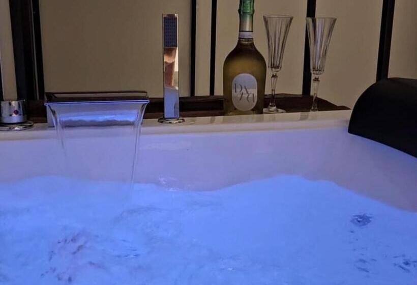 标准间带漩涡浴缸, Dada Suites And Sea