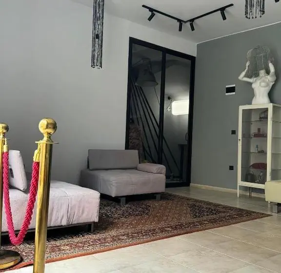 اتاق اکونومی, Swed Cab Embassy Hostel