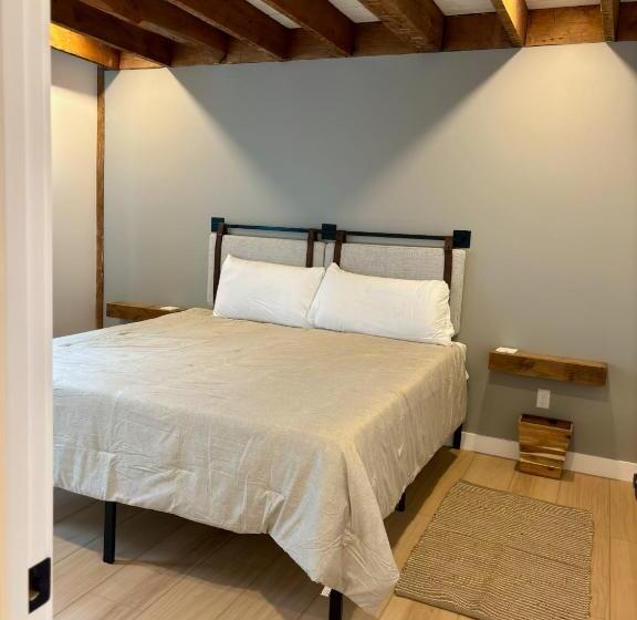 家庭套房, The White Creek Inn