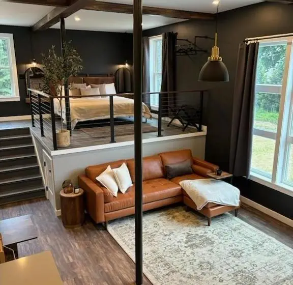 デラックススタジオ, The White Creek Inn