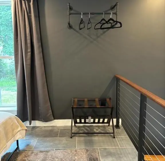 デラックススタジオ, The White Creek Inn