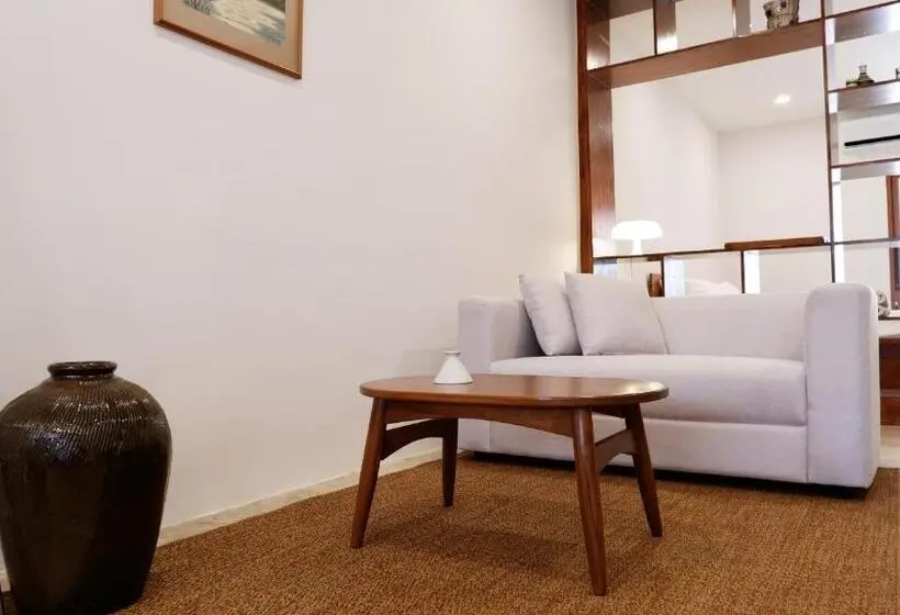 اتاق استاندارد, The Studio