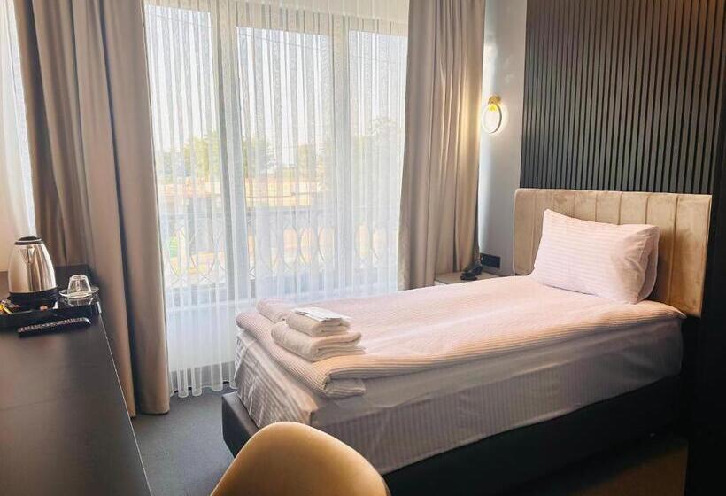 غرفة قياسية فردية, Bless You