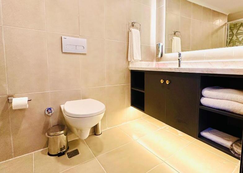 غرفة قياسية ثلاثية, Bless You