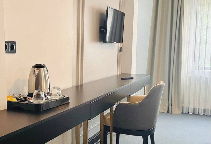 غرفة قياسية ثلاثية, Bless You