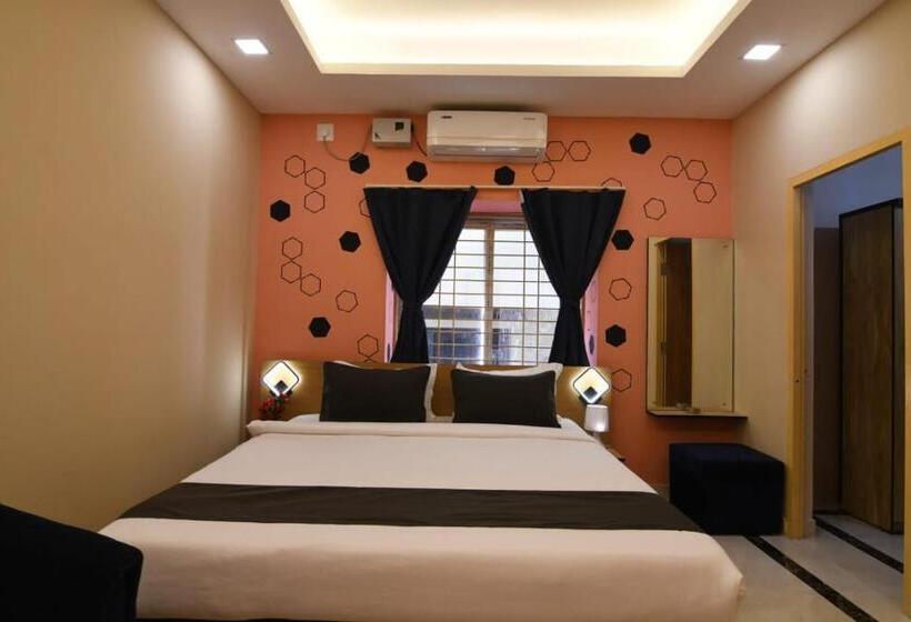 Deluxe Rum, Emerald Euphoria The Luxury Stay Near Infocity Best Seller