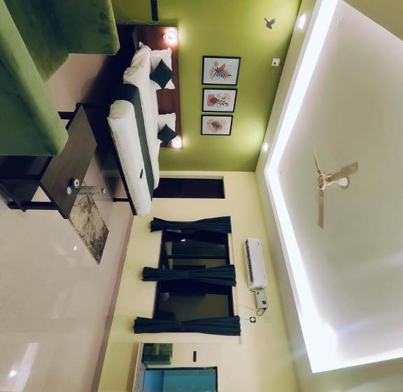 Deluxrum med Balkong, Emerald Euphoria The Luxury Stay Near Infocity Best Seller