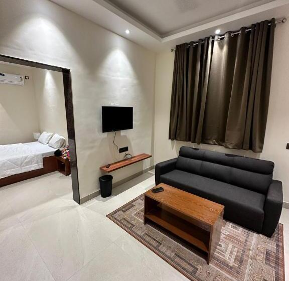 Люкс, Leo Deluxe & Suite Room