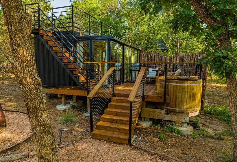 带大床的套房, Walnut House