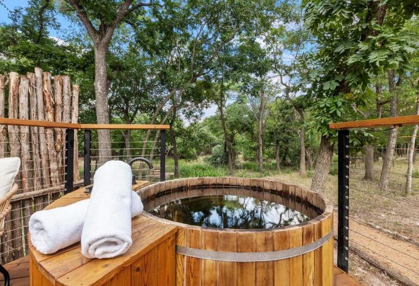 带大床的套房, Walnut House